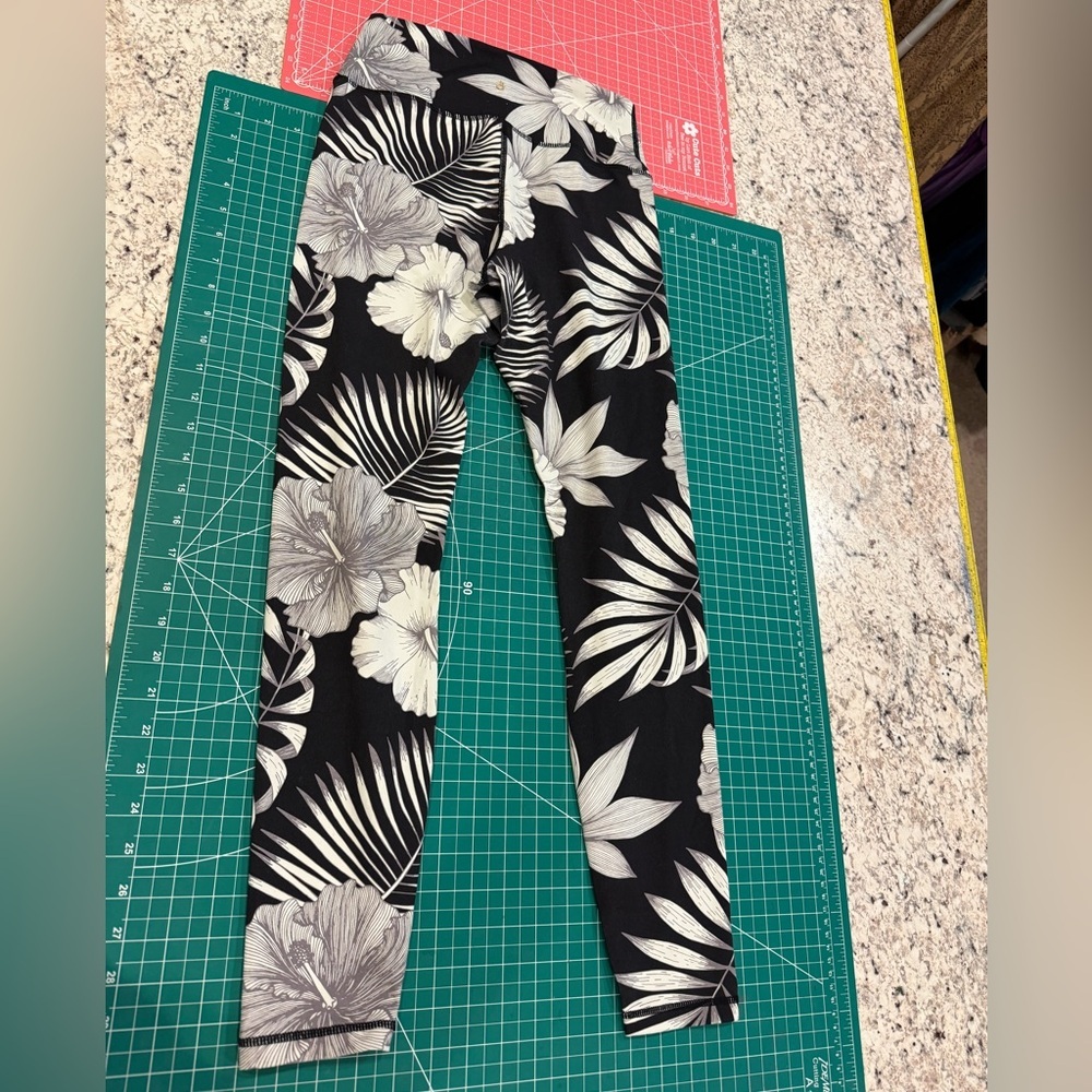 Spiritual Gangster Leggings Tropical Floral Yoga Pants Black White High Rise S - Picture 7 of 8